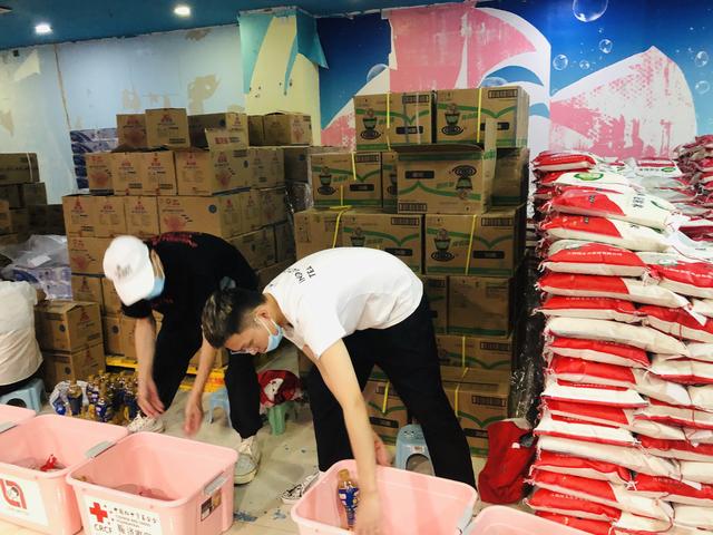 喜茶向中国红十字基金捐赠1666个赈济家庭箱支援受灾家庭