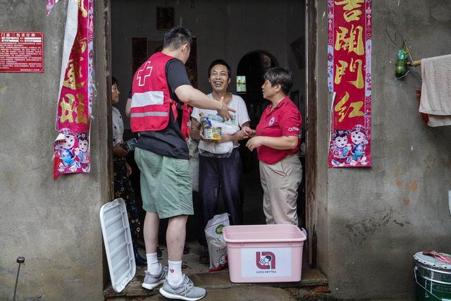 喜茶向中国红十字基金捐赠1666个赈济家庭箱支援受灾家庭